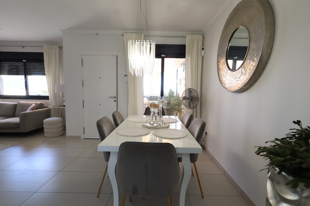 SPEKTAKULÆRT SØRVENDT REKKEHUS MED HAVUTSIKT, SOLARIUM, PRIVAT GARASJE OG SOLCELLEPANELER I LOMAS DE CABO ROIG