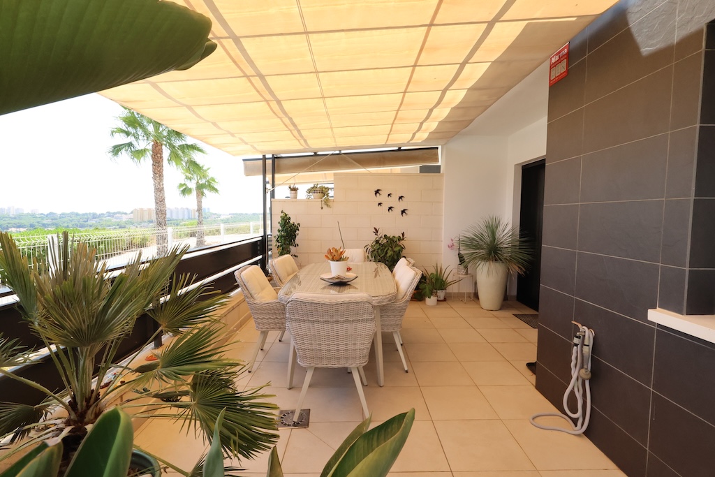 SPEKTAKULÆRT SØRVENDT REKKEHUS MED HAVUTSIKT, SOLARIUM, PRIVAT GARASJE OG SOLCELLEPANELER I LOMAS DE CABO ROIG