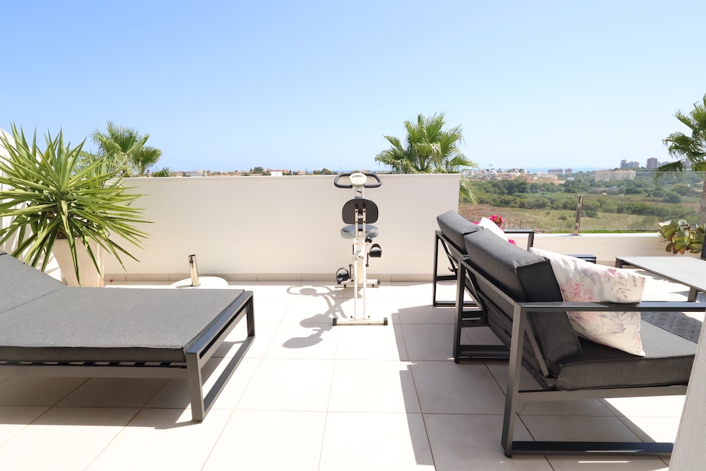 SPEKTAKULÆRT SØRVENDT REKKEHUS MED HAVUTSIKT, SOLARIUM, PRIVAT GARASJE OG SOLCELLEPANELER I LOMAS DE CABO ROIG
