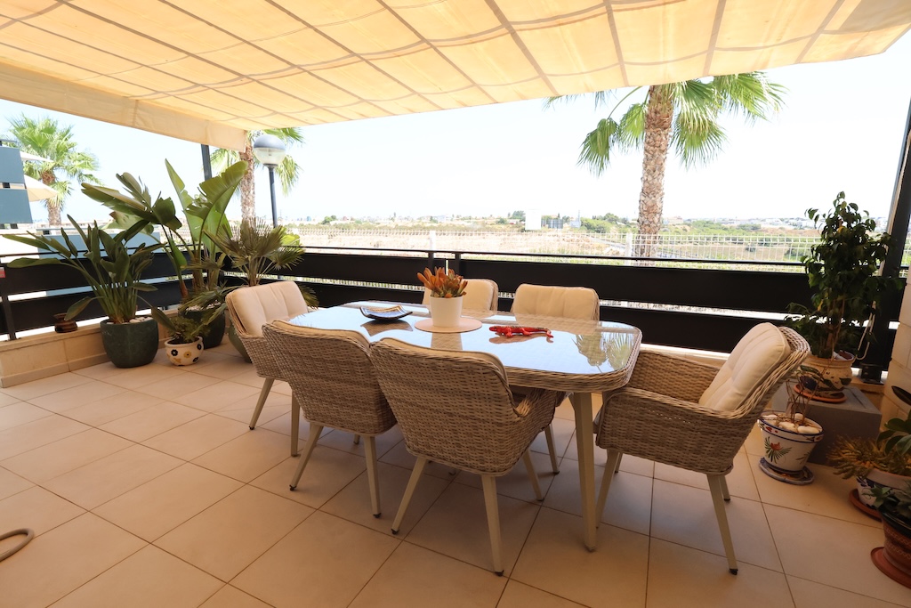 SPEKTAKULÆRT SØRVENDT REKKEHUS MED HAVUTSIKT, SOLARIUM, PRIVAT GARASJE OG SOLCELLEPANELER I LOMAS DE CABO ROIG
