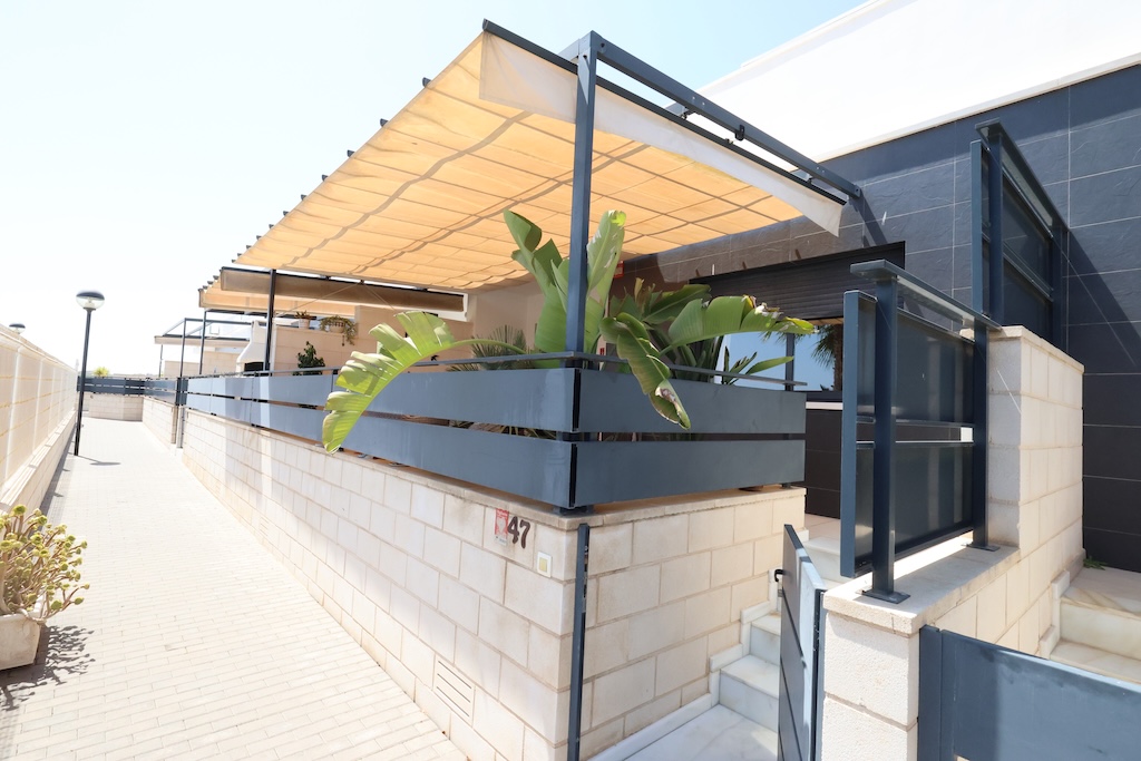 SPEKTAKULÆRT SØRVENDT REKKEHUS MED HAVUTSIKT, SOLARIUM, PRIVAT GARASJE OG SOLCELLEPANELER I LOMAS DE CABO ROIG