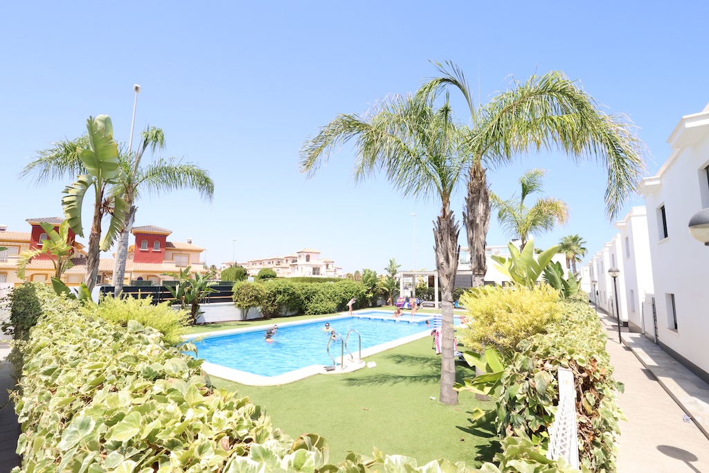 SPEKTAKULÆRT SØRVENDT REKKEHUS MED HAVUTSIKT, SOLARIUM, PRIVAT GARASJE OG SOLCELLEPANELER I LOMAS DE CABO ROIG