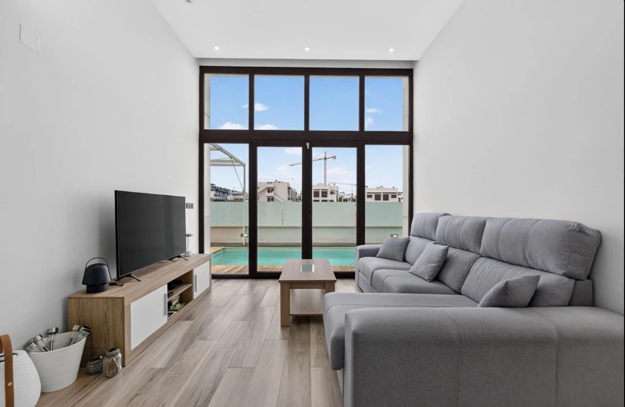 EXCLUSIVE MODERN VILLA WITH PRIVATE POOL, SOLARIUM AND PLOT ON LOS BALCONES – TORREVIEJA