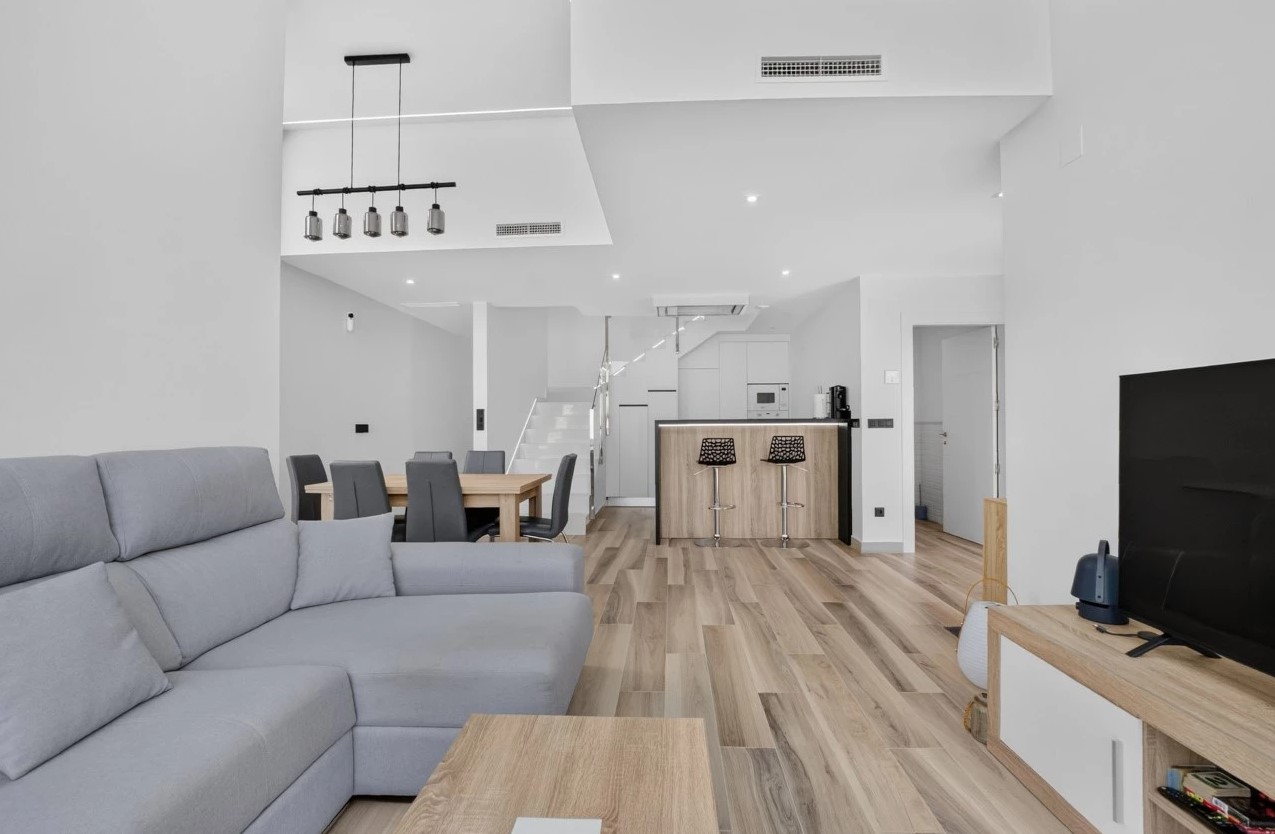 EXCLUSIVE MODERN VILLA WITH PRIVATE POOL, SOLARIUM AND PLOT ON LOS BALCONES – TORREVIEJA