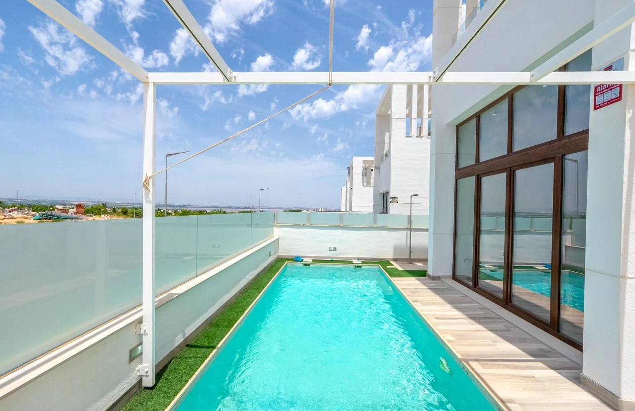 EXCLUSIVE MODERN VILLA WITH PRIVATE POOL, SOLARIUM AND PLOT ON LOS BALCONES – TORREVIEJA
