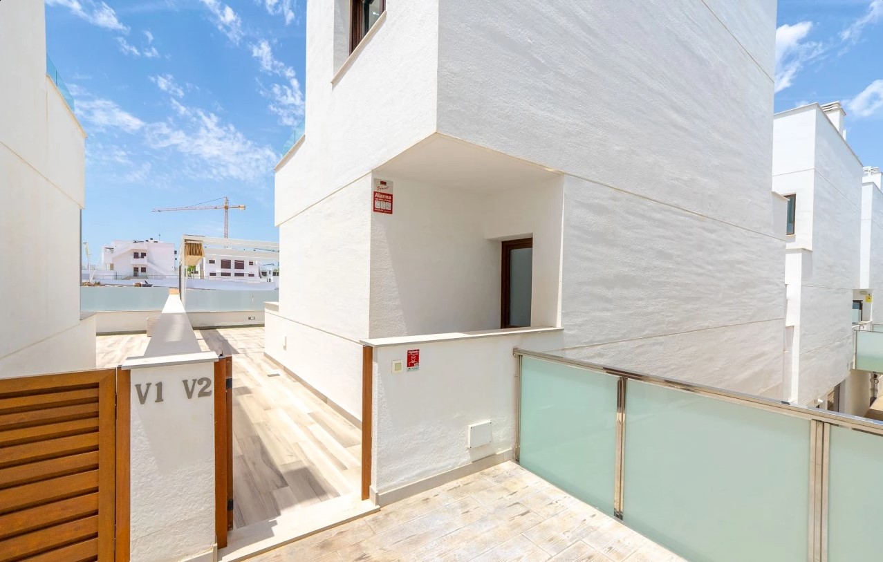 EXCLUSIVE MODERN VILLA WITH PRIVATE POOL, SOLARIUM AND PLOT ON LOS BALCONES – TORREVIEJA