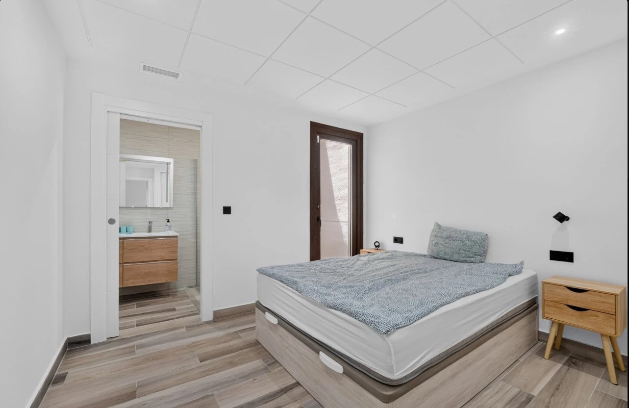 EXCLUSIVE MODERN VILLA WITH PRIVATE POOL, SOLARIUM AND PLOT ON LOS BALCONES – TORREVIEJA