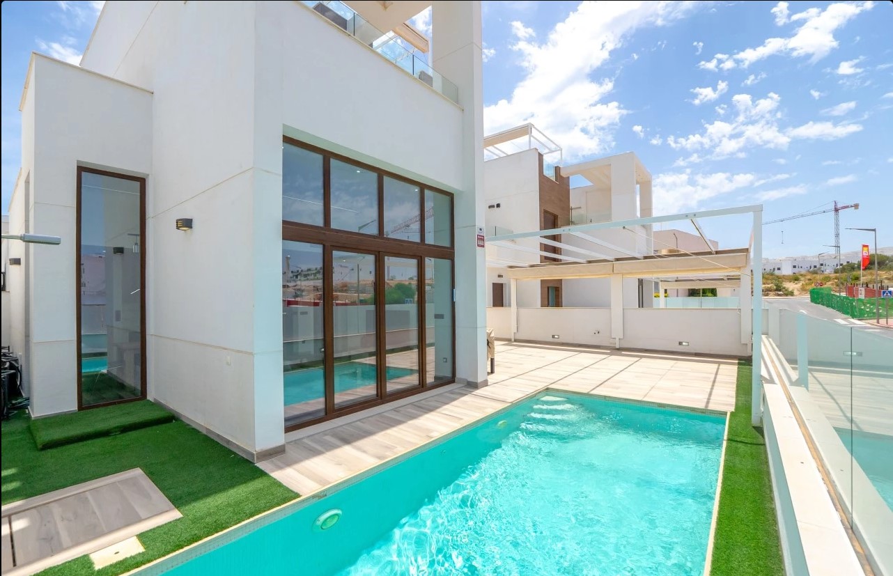 EXCLUSIVE MODERN VILLA WITH PRIVATE POOL, SOLARIUM AND PLOT ON LOS BALCONES – TORREVIEJA