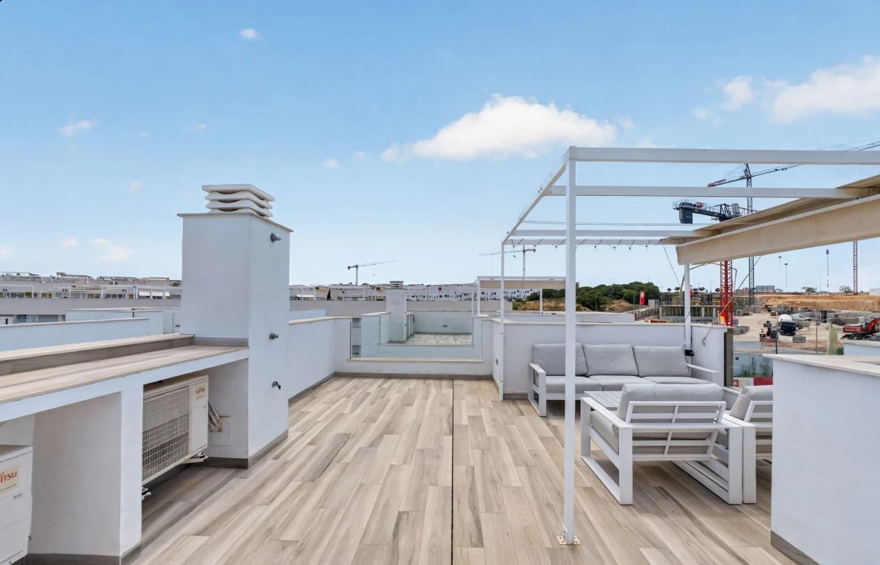 EXCLUSIVE MODERN VILLA WITH PRIVATE POOL, SOLARIUM AND PLOT ON LOS BALCONES – TORREVIEJA