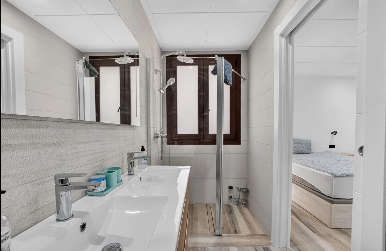 EXCLUSIVE MODERN VILLA WITH PRIVATE POOL, SOLARIUM AND PLOT ON LOS BALCONES – TORREVIEJA