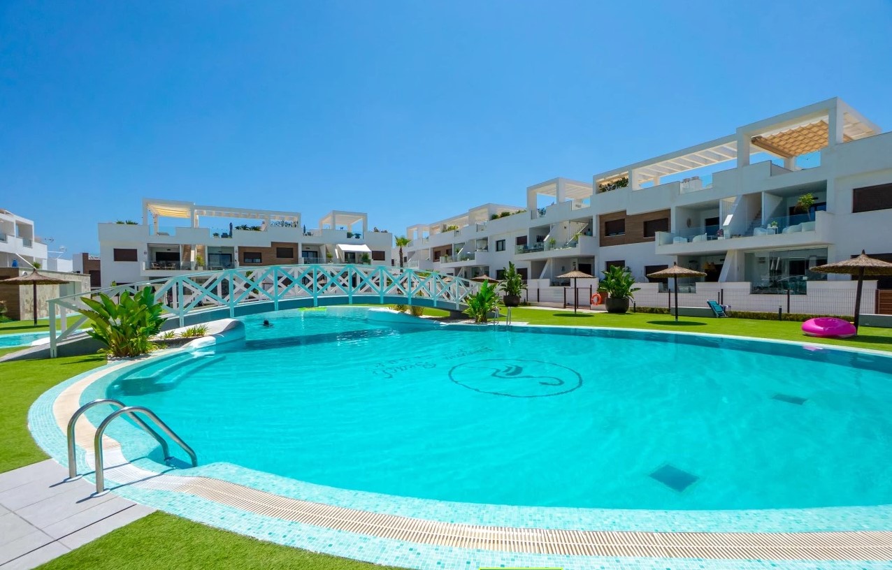 EXCLUSIVE MODERN VILLA WITH PRIVATE POOL, SOLARIUM AND PLOT ON LOS BALCONES – TORREVIEJA