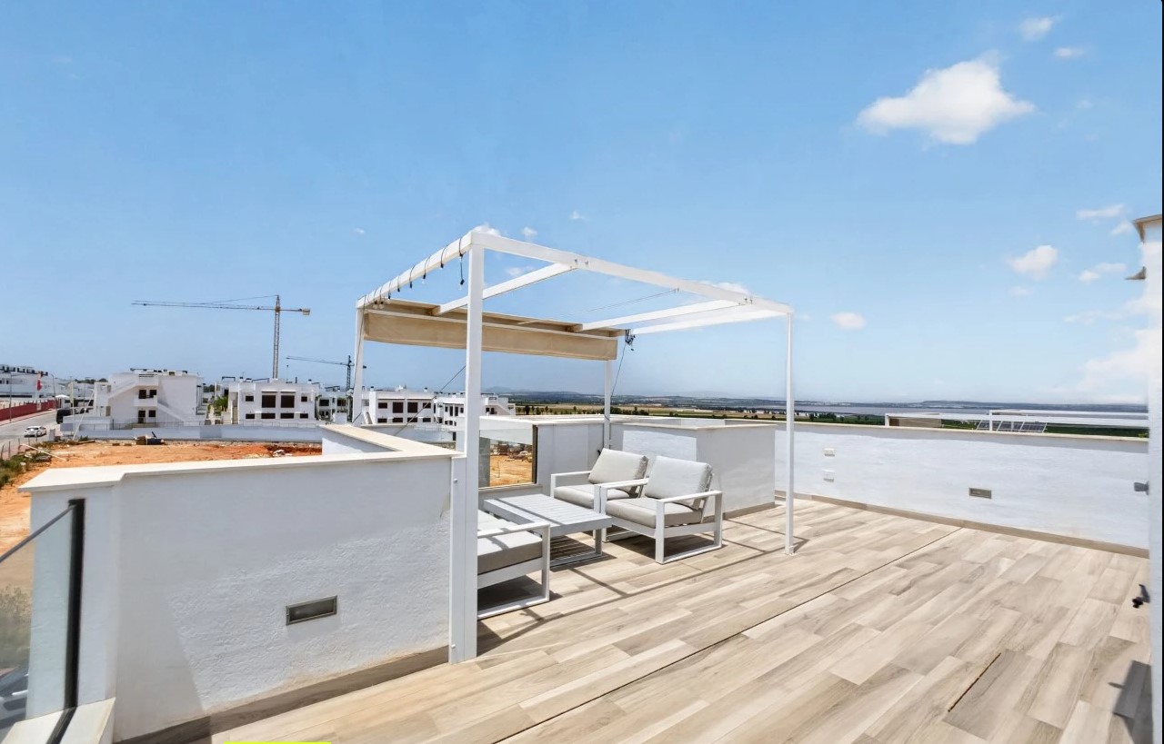 EXCLUSIVE MODERN VILLA WITH PRIVATE POOL, SOLARIUM AND PLOT ON LOS BALCONES – TORREVIEJA