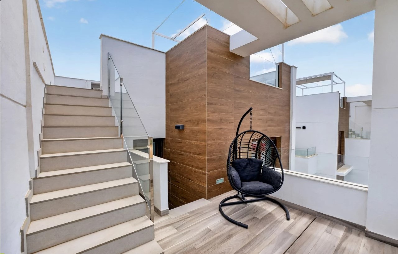 EXCLUSIVE MODERN VILLA WITH PRIVATE POOL, SOLARIUM AND PLOT ON LOS BALCONES – TORREVIEJA