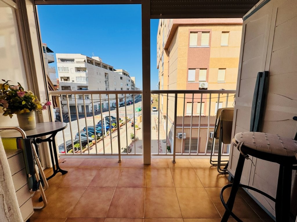 APARTAMENTO A SOLO 100 METROS DE LA PLAYA DE LA MATA CON PISCINA COMUNITARIA, TERRAZA Y EXCELENTE UBICACIÓN