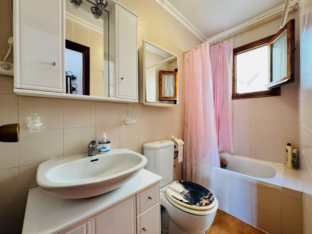 APARTAMENTO A SOLO 100 METROS DE LA PLAYA DE LA MATA CON PISCINA COMUNITARIA, TERRAZA Y EXCELENTE UBICACIÓN