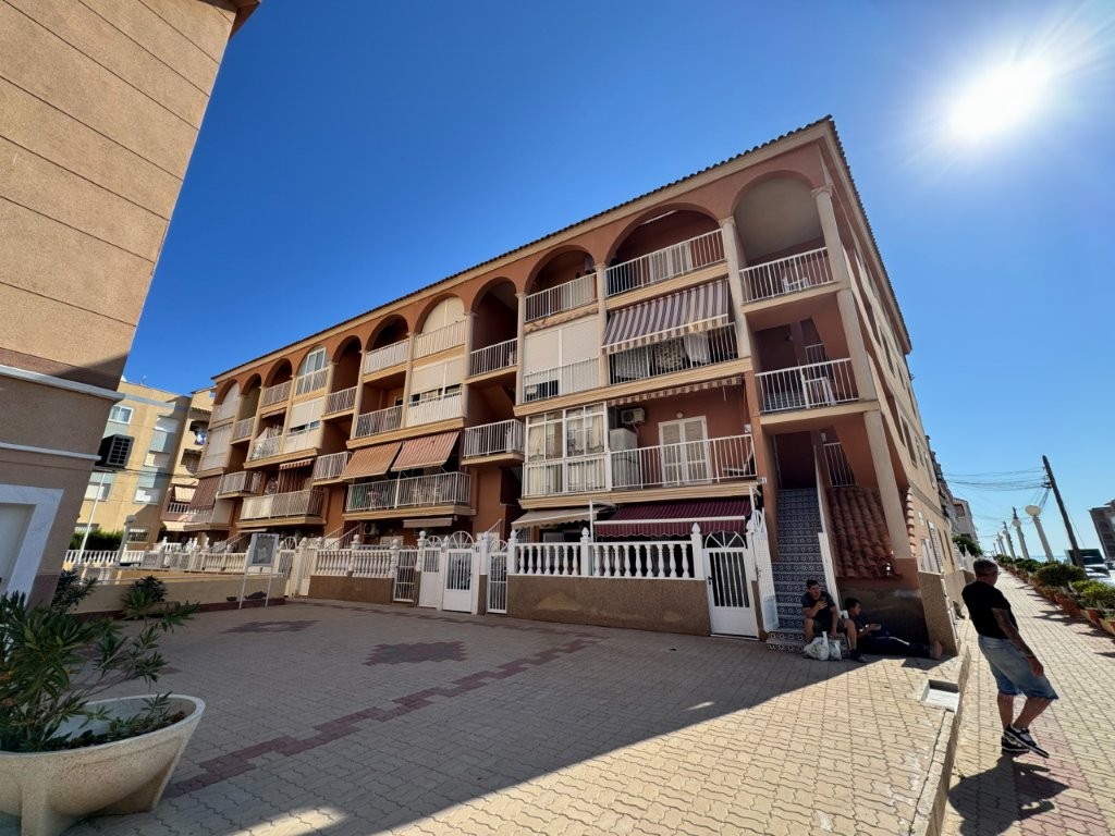 APARTAMENTO A SOLO 100 METROS DE LA PLAYA DE LA MATA CON PISCINA COMUNITARIA, TERRAZA Y EXCELENTE UBICACIÓN