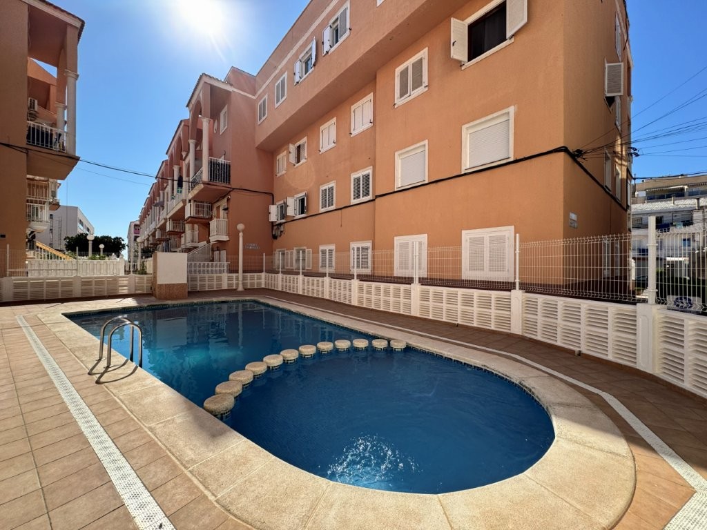 APARTAMENTO A SOLO 100 METROS DE LA PLAYA DE LA MATA CON PISCINA COMUNITARIA, TERRAZA Y EXCELENTE UBICACIÓN