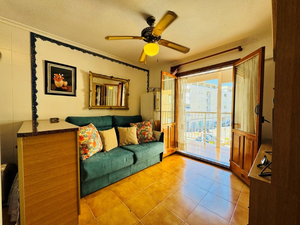 APARTAMENTO A SOLO 100 METROS DE LA PLAYA DE LA MATA CON PISCINA COMUNITARIA, TERRAZA Y EXCELENTE UBICACIÓN