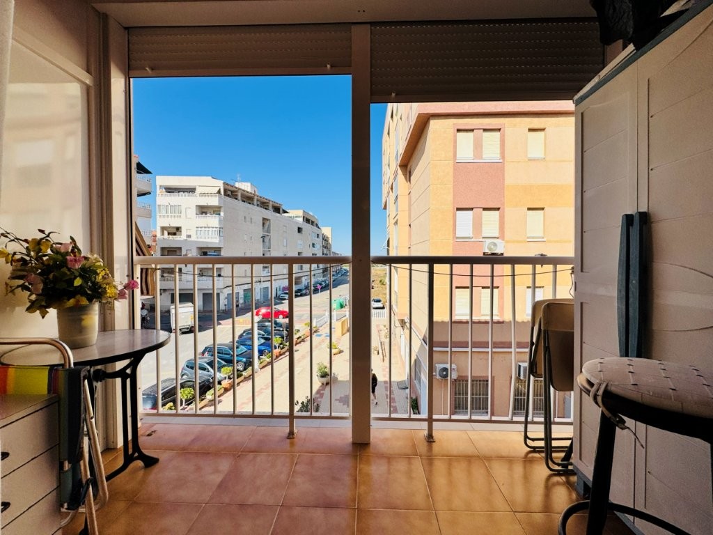APARTAMENTO A SOLO 100 METROS DE LA PLAYA DE LA MATA CON PISCINA COMUNITARIA, TERRAZA Y EXCELENTE UBICACIÓN