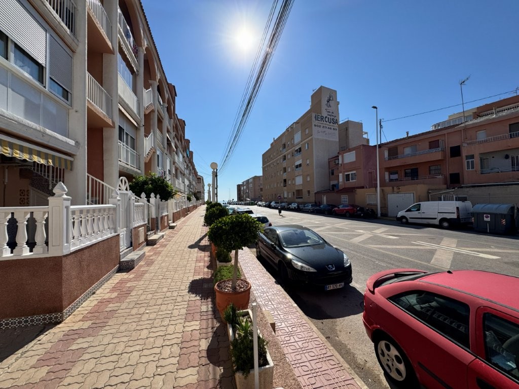APARTAMENTO A SOLO 100 METROS DE LA PLAYA DE LA MATA CON PISCINA COMUNITARIA, TERRAZA Y EXCELENTE UBICACIÓN
