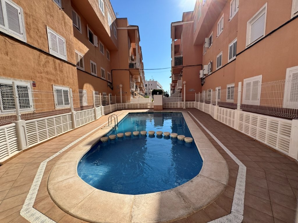APARTAMENTO A SOLO 100 METROS DE LA PLAYA DE LA MATA CON PISCINA COMUNITARIA, TERRAZA Y EXCELENTE UBICACIÓN