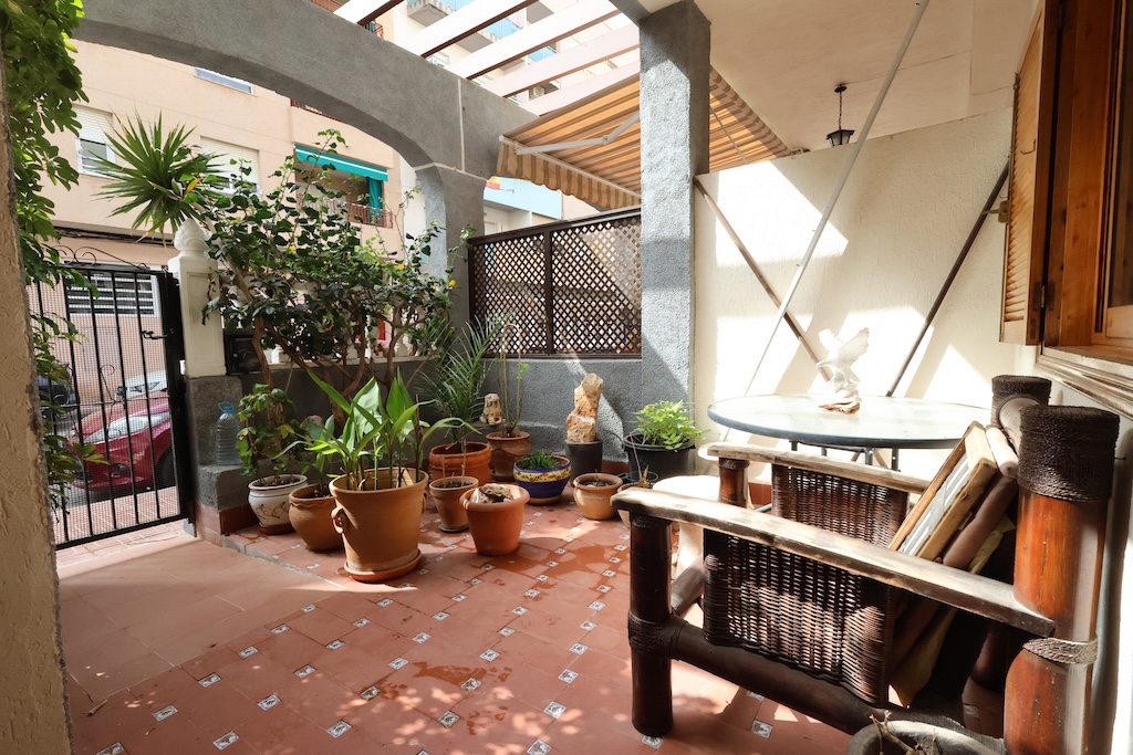 BUNGALOW EN PLANTA BAJA CON AMPLIO JARDÍN A SOLO 400 METROS DE LA PLAYA DEL ACEQUIÓN