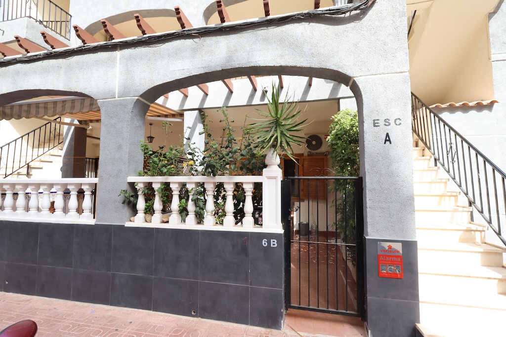 BUNGALOW EN PLANTA BAJA CON AMPLIO JARDÍN A SOLO 400 METROS DE LA PLAYA DEL ACEQUIÓN