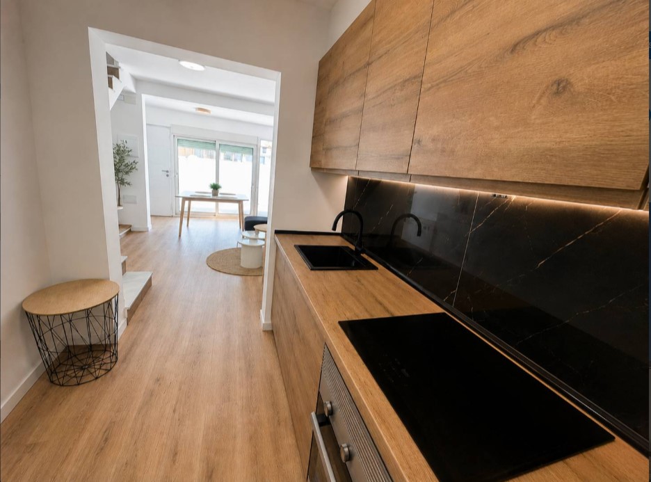 ESPECTACULAR CHALET ADOSADO TOTALMENTE REFORMADO CON 3 DORMITORIOS, JARDÍN, TERRAZA Y PISCINA EN LOS ALTOS