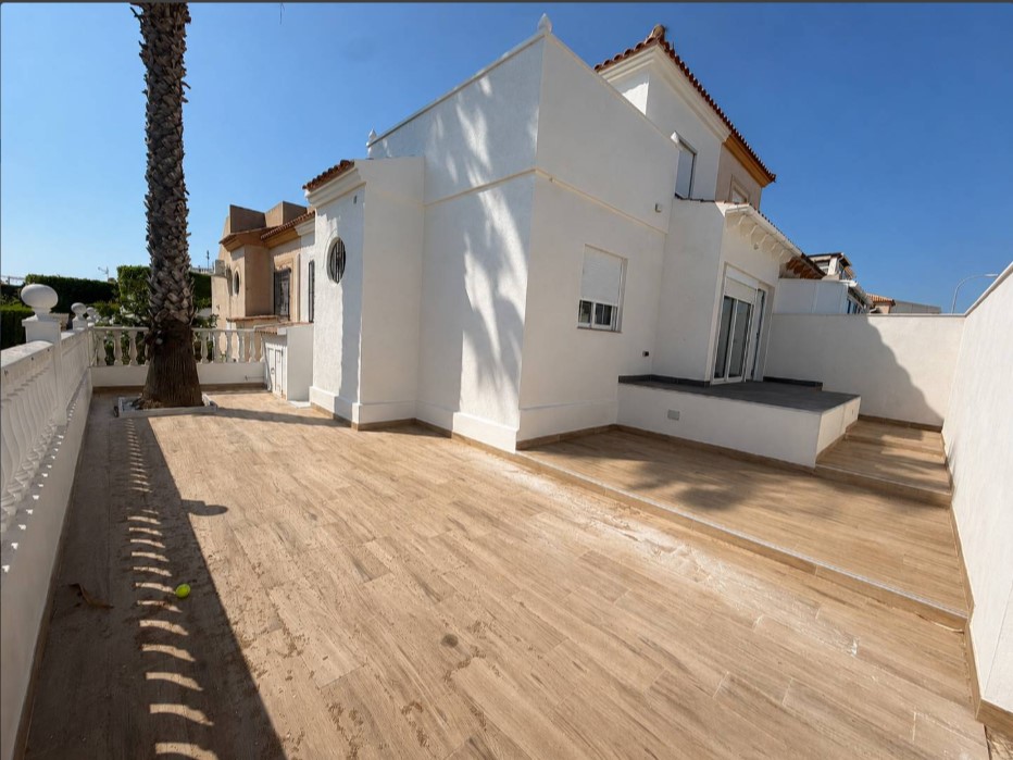 ESPECTACULAR CHALET ADOSADO TOTALMENTE REFORMADO CON 3 DORMITORIOS, JARDÍN, TERRAZA Y PISCINA EN LOS ALTOS