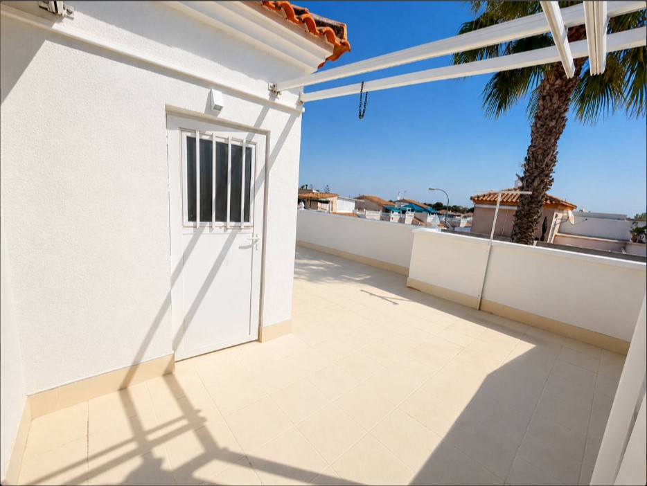 ESPECTACULAR CHALET ADOSADO TOTALMENTE REFORMADO CON 3 DORMITORIOS, JARDÍN, TERRAZA Y PISCINA EN LOS ALTOS