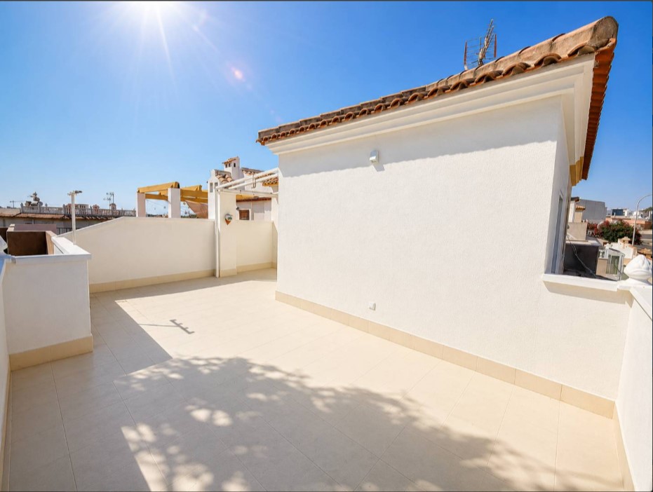 ESPECTACULAR CHALET ADOSADO TOTALMENTE REFORMADO CON 3 DORMITORIOS, JARDÍN, TERRAZA Y PISCINA EN LOS ALTOS