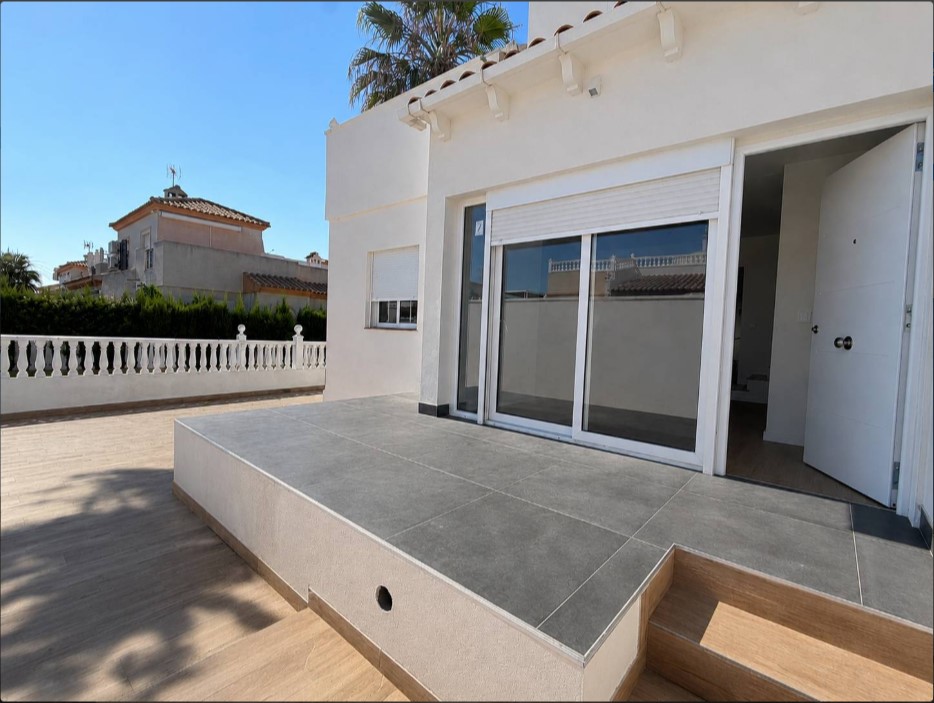 ESPECTACULAR CHALET ADOSADO TOTALMENTE REFORMADO CON 3 DORMITORIOS, JARDÍN, TERRAZA Y PISCINA EN LOS ALTOS