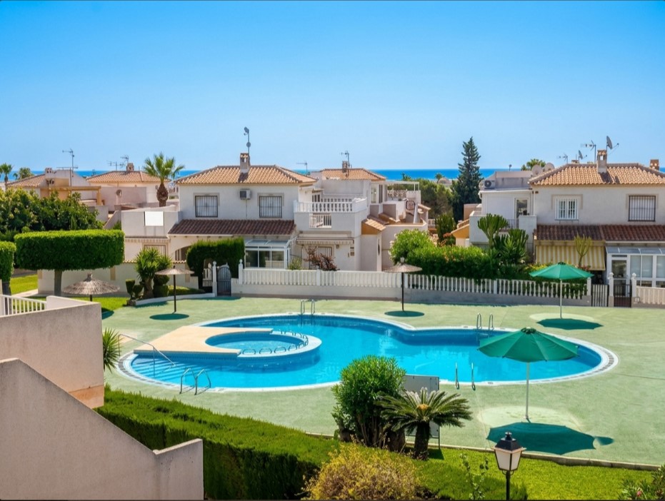 ESPECTACULAR CHALET ADOSADO TOTALMENTE REFORMADO CON 3 DORMITORIOS, JARDÍN, TERRAZA Y PISCINA EN LOS ALTOS