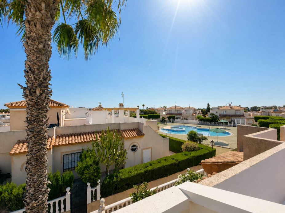 ESPECTACULAR CHALET ADOSADO TOTALMENTE REFORMADO CON 3 DORMITORIOS, JARDÍN, TERRAZA Y PISCINA EN LOS ALTOS