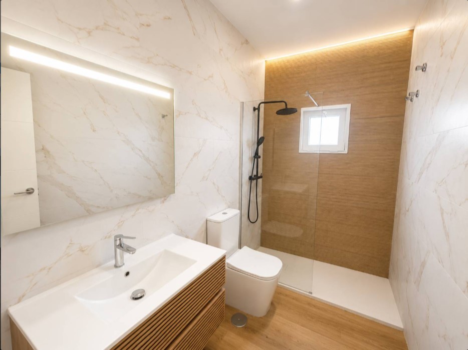 ESPECTACULAR CHALET ADOSADO TOTALMENTE REFORMADO CON 3 DORMITORIOS, JARDÍN, TERRAZA Y PISCINA EN LOS ALTOS