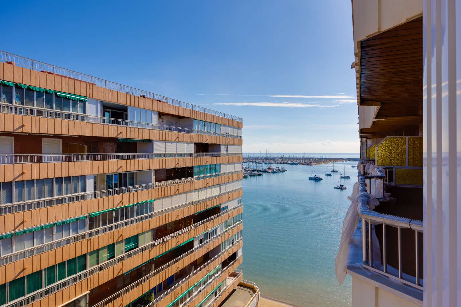 ESPECTACULAR PRIMERA LÍNEA DE PLAYA CON VISTAS FRONTALES AL MAR, ORIENTACIÓN SUR Y PISCINA