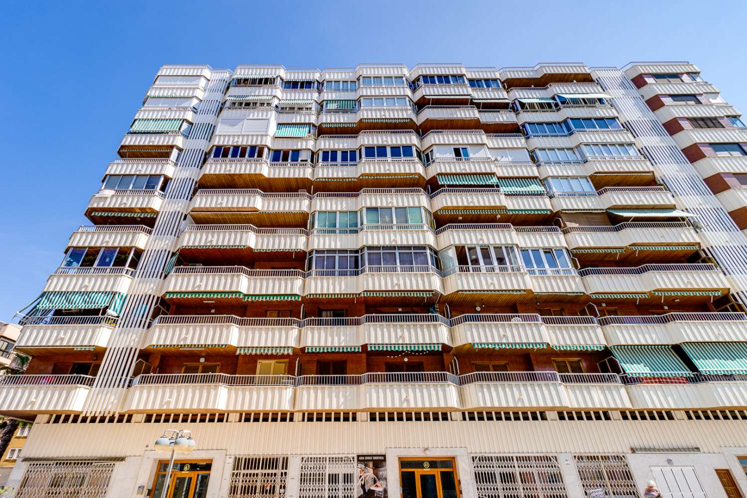 ESPECTACULAR PRIMERA LÍNEA DE PLAYA CON VISTAS FRONTALES AL MAR, ORIENTACIÓN SUR Y PISCINA