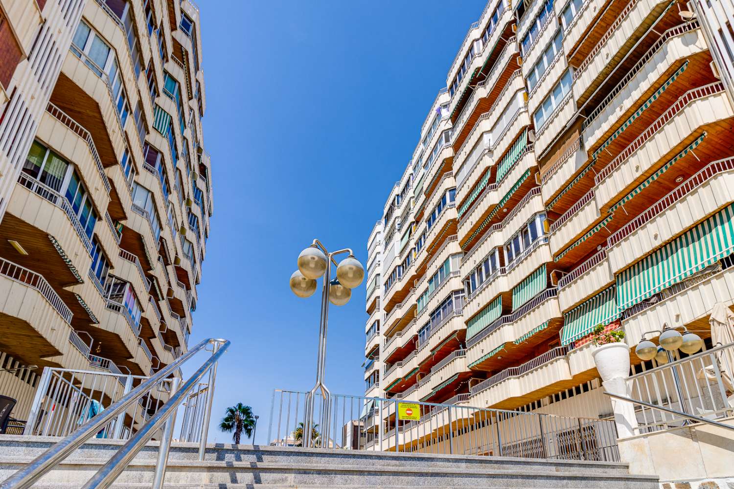 ESPECTACULAR PRIMERA LÍNEA DE PLAYA CON VISTAS FRONTALES AL MAR, ORIENTACIÓN SUR Y PISCINA