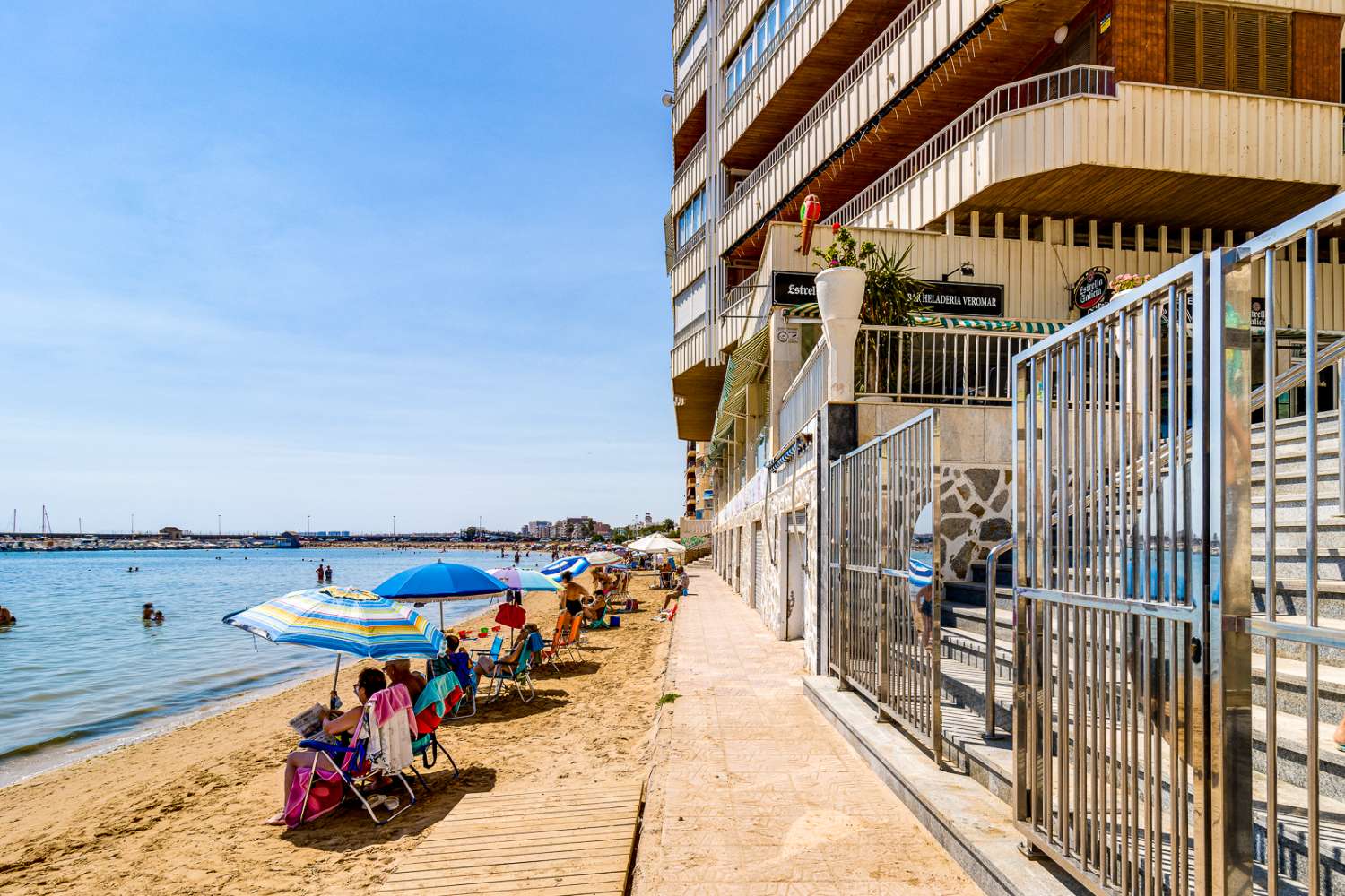 ESPECTACULAR PRIMERA LÍNEA DE PLAYA CON VISTAS FRONTALES AL MAR, ORIENTACIÓN SUR Y PISCINA