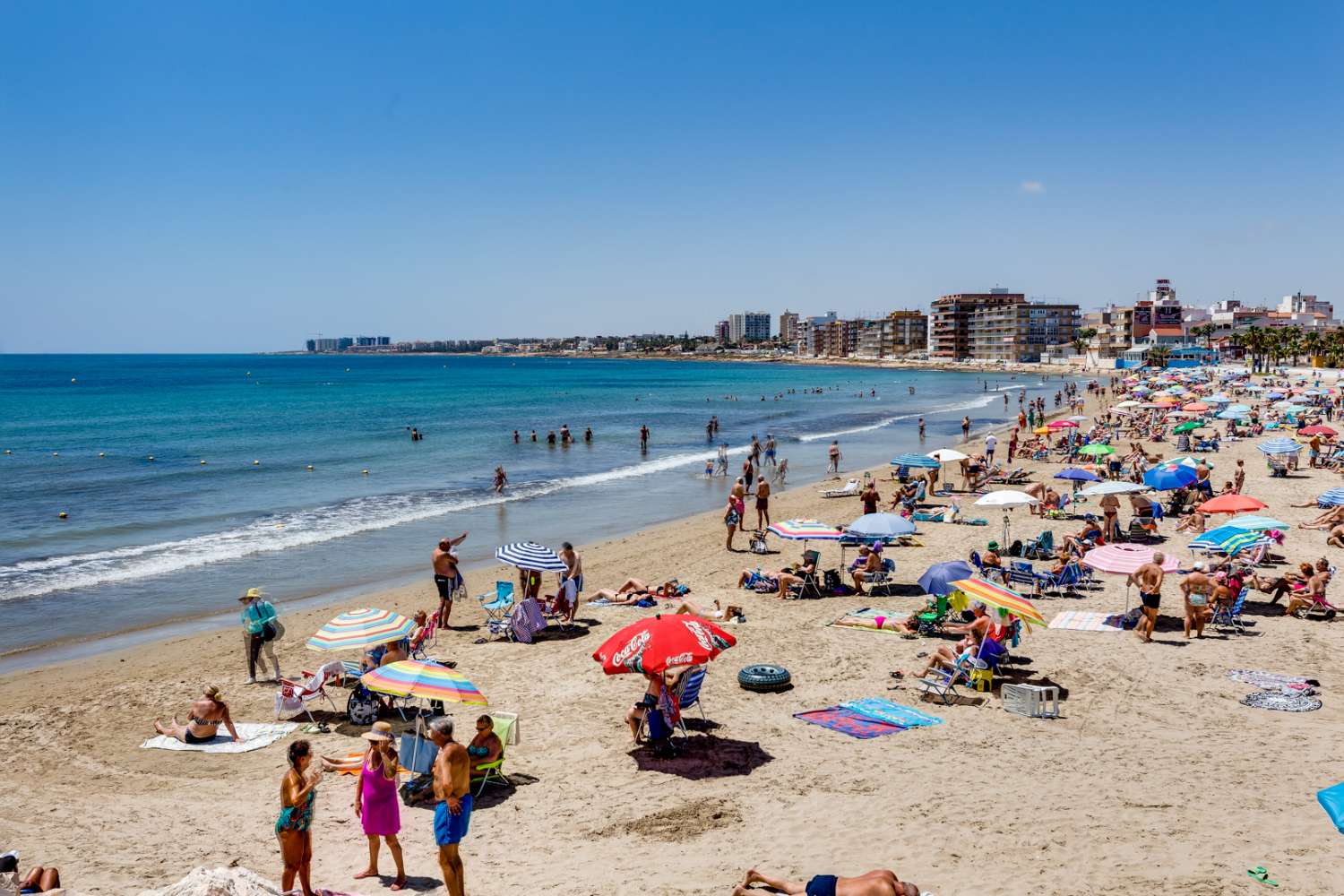 ESPECTACULAR PRIMERA LÍNEA DE PLAYA CON VISTAS FRONTALES AL MAR, ORIENTACIÓN SUR Y PISCINA