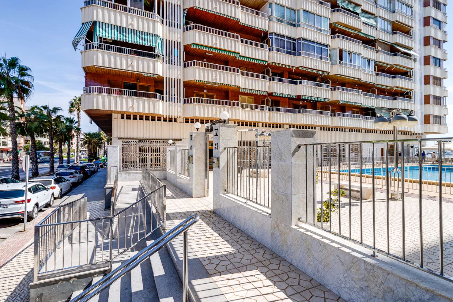 ESPECTACULAR PRIMERA LÍNEA DE PLAYA CON VISTAS FRONTALES AL MAR, ORIENTACIÓN SUR Y PISCINA