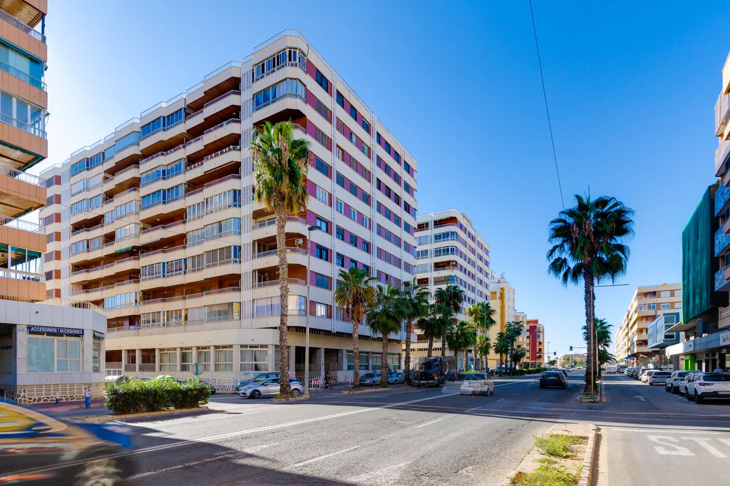 ESPECTACULAR PRIMERA LÍNEA DE PLAYA CON VISTAS FRONTALES AL MAR, ORIENTACIÓN SUR Y PISCINA