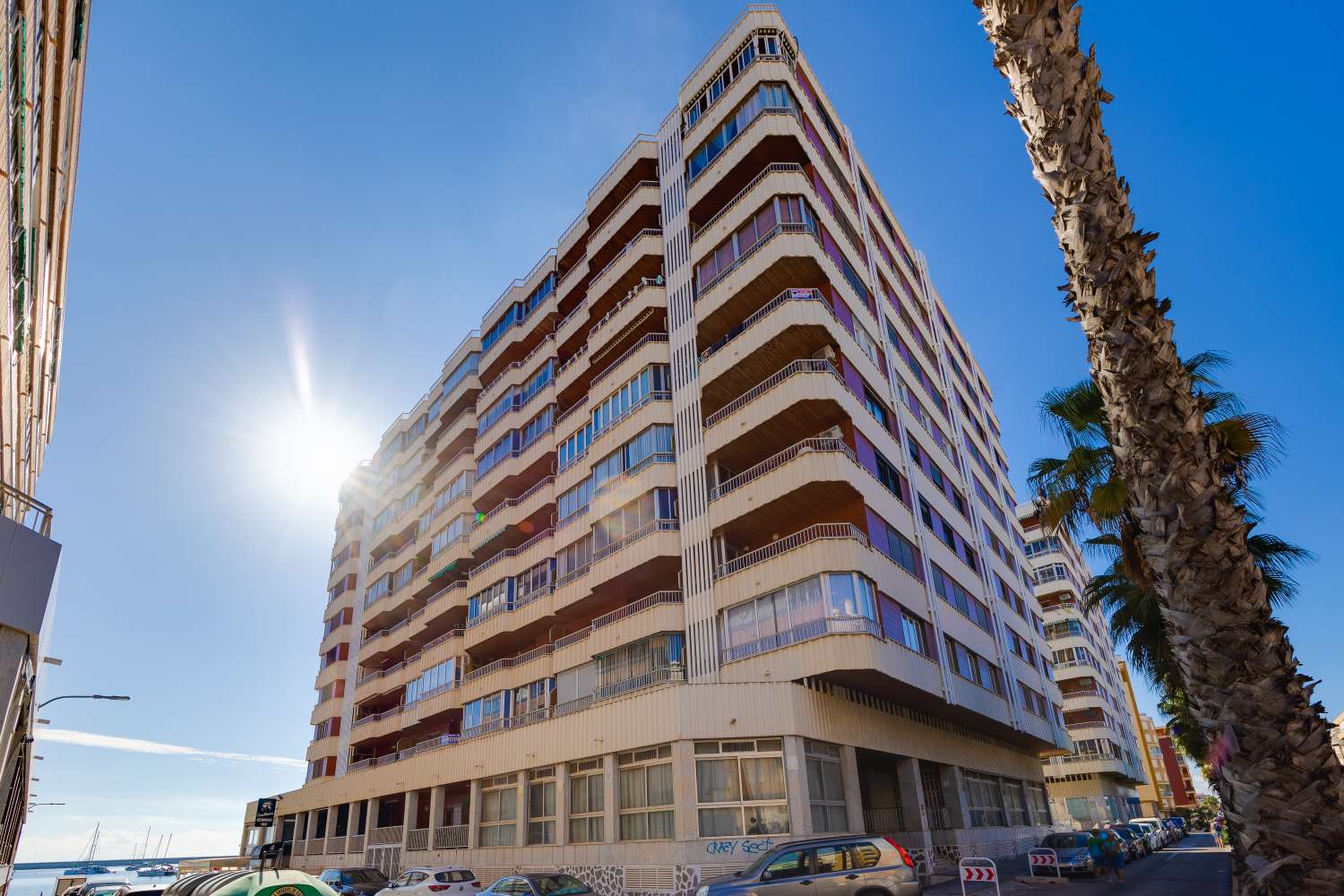 ESPECTACULAR PRIMERA LÍNEA DE PLAYA CON VISTAS FRONTALES AL MAR, ORIENTACIÓN SUR Y PISCINA