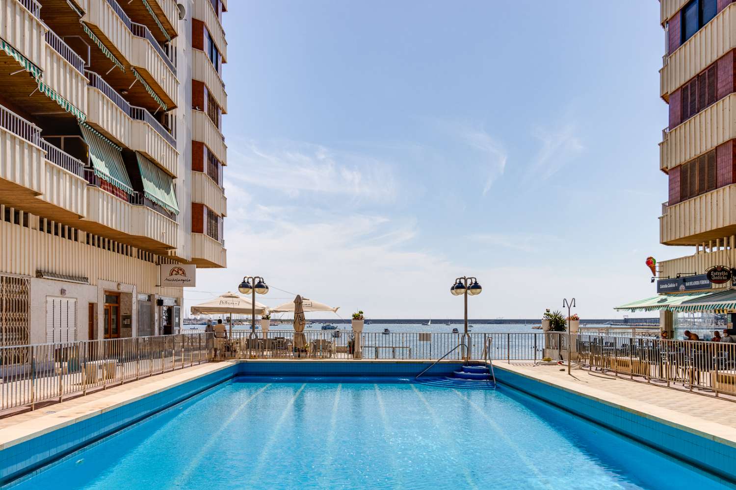 ESPECTACULAR PRIMERA LÍNEA DE PLAYA CON VISTAS FRONTALES AL MAR, ORIENTACIÓN SUR Y PISCINA