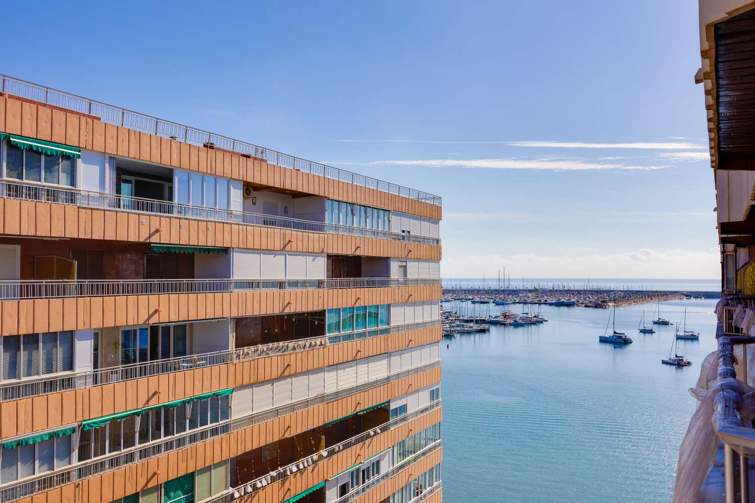 ESPECTACULAR PRIMERA LÍNEA DE PLAYA CON VISTAS FRONTALES AL MAR, ORIENTACIÓN SUR Y PISCINA