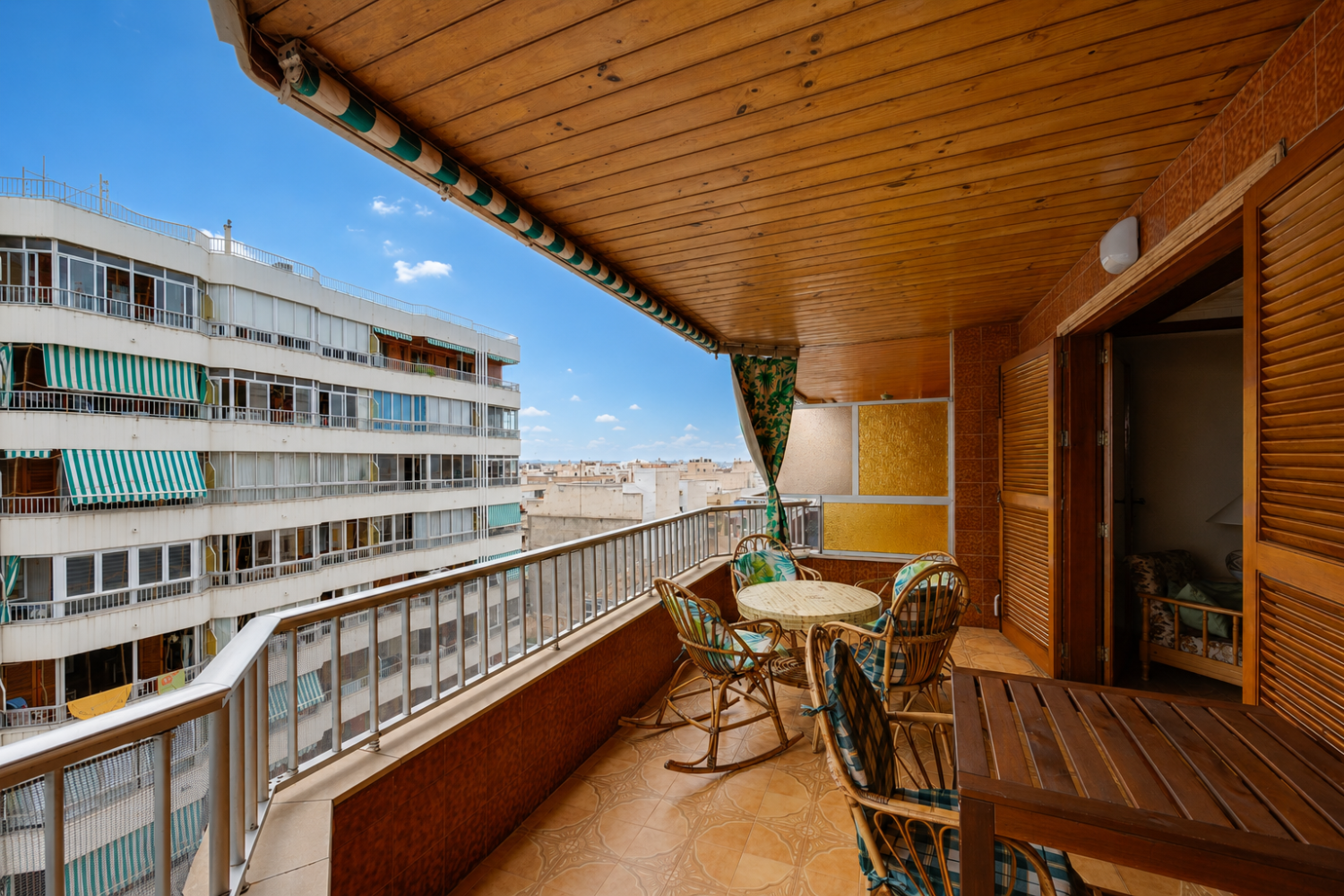 ESPECTACULAR PRIMERA LÍNEA DE PLAYA CON VISTAS FRONTALES AL MAR, ORIENTACIÓN SUR Y PISCINA
