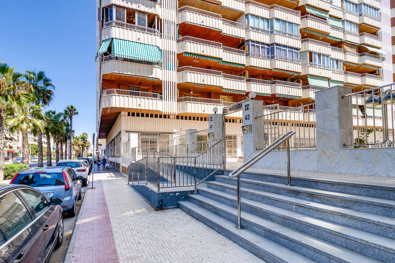 ESPECTACULAR PRIMERA LÍNEA DE PLAYA CON VISTAS FRONTALES AL MAR, ORIENTACIÓN SUR Y PISCINA