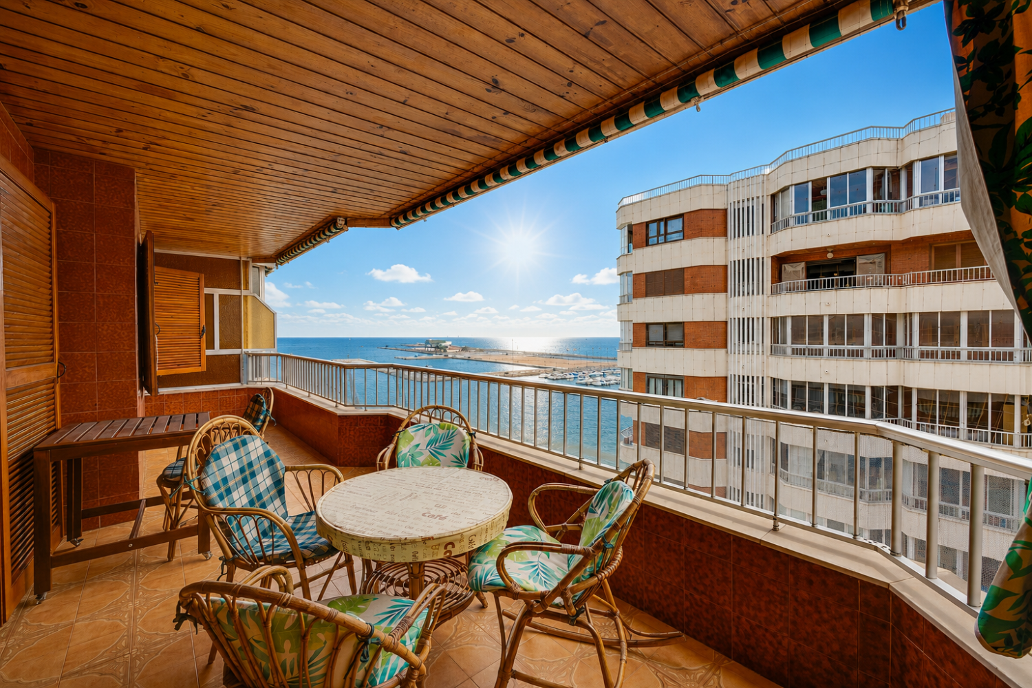 ESPECTACULAR PRIMERA LÍNEA DE PLAYA CON VISTAS FRONTALES AL MAR, ORIENTACIÓN SUR Y PISCINA