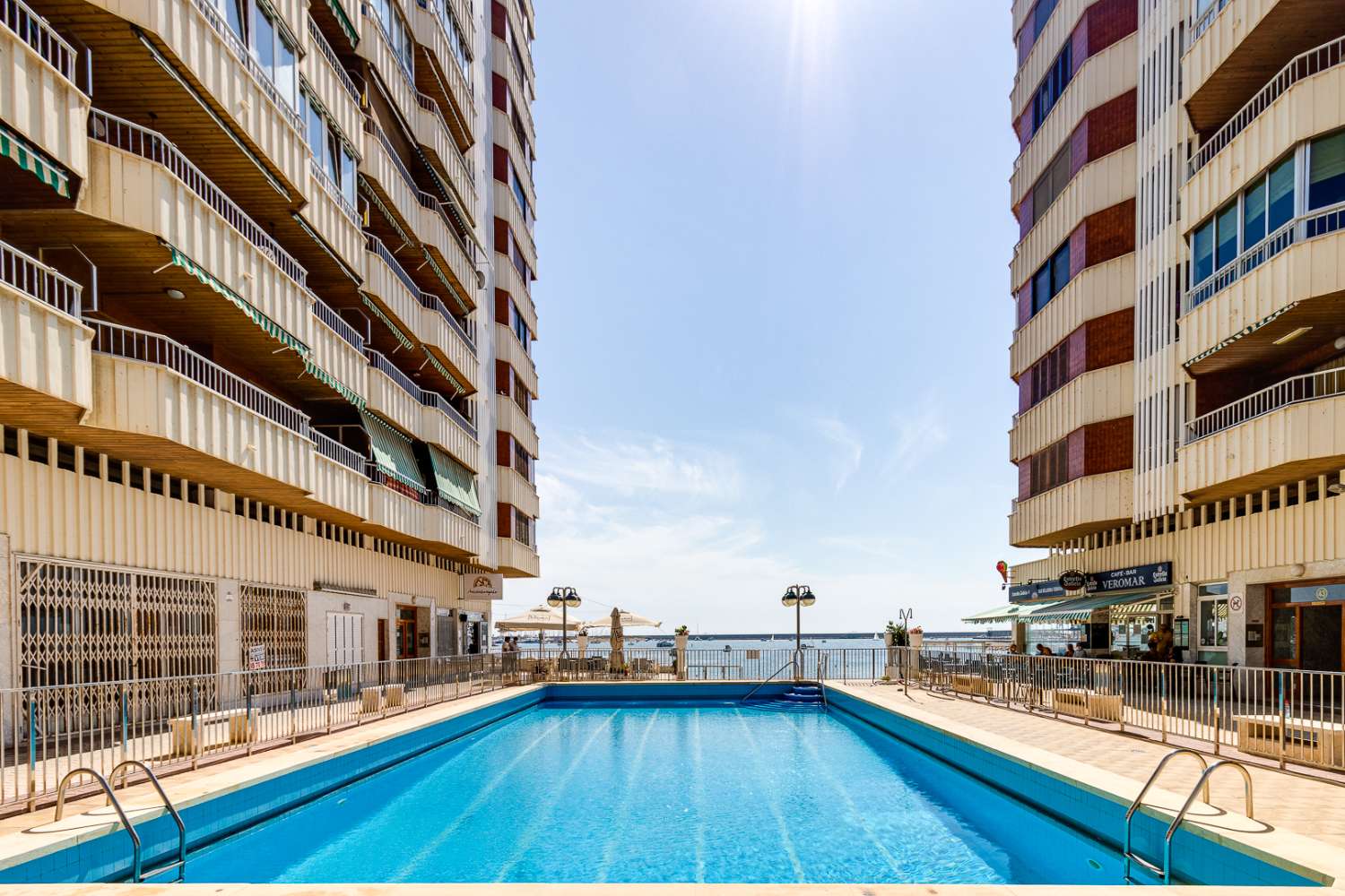 ESPECTACULAR PRIMERA LÍNEA DE PLAYA CON VISTAS FRONTALES AL MAR, ORIENTACIÓN SUR Y PISCINA