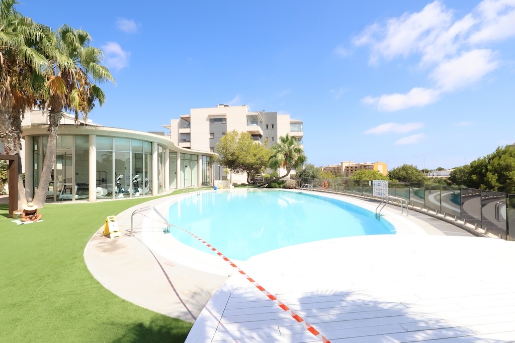 AMPLIO APARTAMENTO DE 2 DORMITORIOS CON GRAN TERRAZA EN GREEN HILLS VILLAMARTÍN